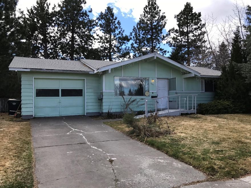 Great investment property close to Hollinshead Park and Stover Park. Classic Midtown single level home built in 1965. 2 bedrooms, 1 bathroom with attached single car garage. Large fenced and landscaped lot with sprinkler system and covered patio.