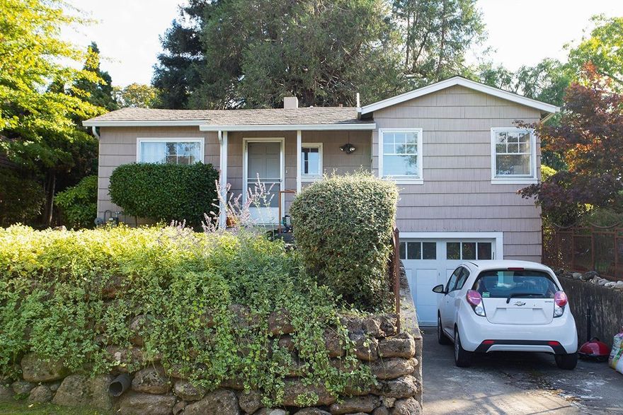 A charming 2 bedroom, 1 bath cottage sitting on just under a quarter acre lot in old East Medford. Gorgeous hardwood floors, walk-in closet in the master, a clawfoot tub, and a walk in basement providing ample storage. Step outside onto the flagstone patio, with wine bottle retaining wall, and view the gorgeous landscaping with automatic sprinklers! Schedule your showing today!