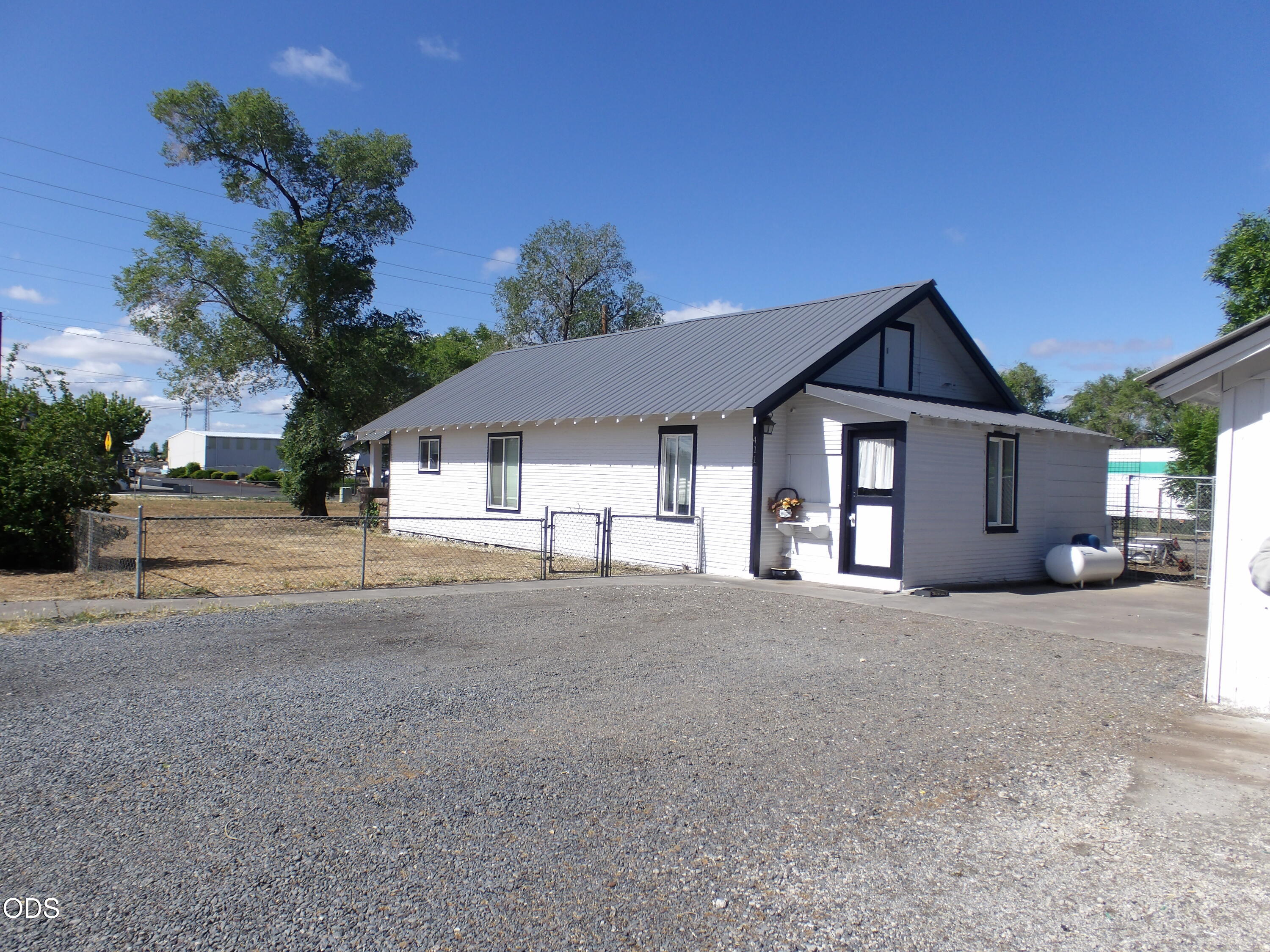 Photo 1 of 10 — 411 SE Evergreen Avenue, Redmond, OR 97756