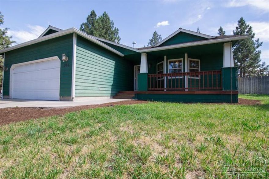 Single level home on a large lot located very near the Larkspur Trail. This one has a large fenced back yard and great big patio. The spacious living room opens up to the dining area and also has a gas fireplace. There is a breakfast nook also. New carpeting and interior paint. Move in ready!