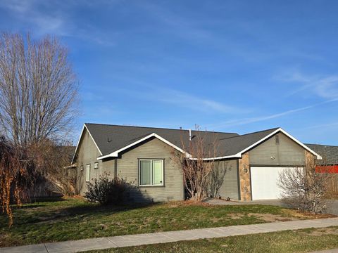 Tiny photo for 5151 Regency Drive, Klamath Falls, OR 97603 (MLS # 220212474)