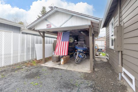 Tiny photo for 418 SE L Street, Grants Pass, OR 97526 (MLS # 220213247)