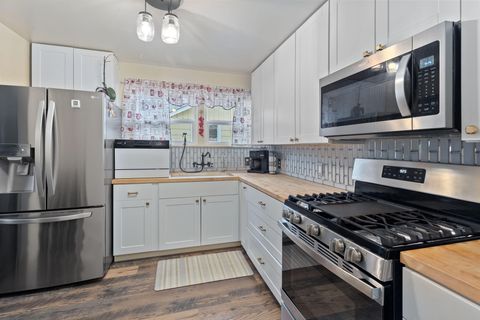 Tiny photo for 418 SE L Street, Grants Pass, OR 97526 (MLS # 220213247)
