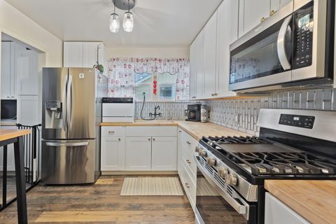 Tiny photo for 418 SE L Street, Grants Pass, OR 97526 (MLS # 220213247)