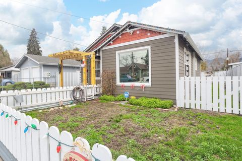 Tiny photo for 418 SE L Street, Grants Pass, OR 97526 (MLS # 220213247)