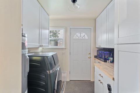 Tiny photo for 418 SE L Street, Grants Pass, OR 97526 (MLS # 220213247)