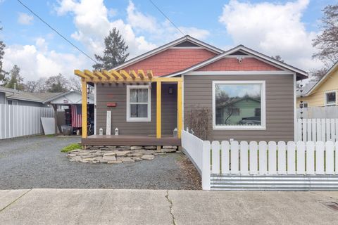 Photo of 418 SE L Street, Grants Pass, OR 97526 (MLS # 220213247)