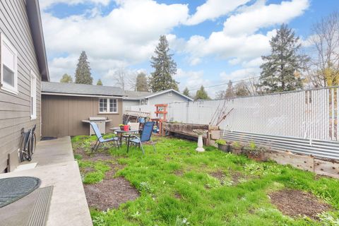 Tiny photo for 418 SE L Street, Grants Pass, OR 97526 (MLS # 220213247)