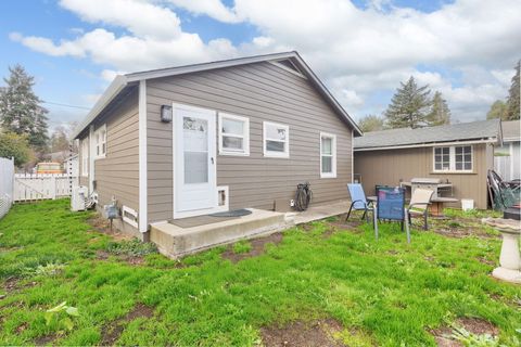 Tiny photo for 418 SE L Street, Grants Pass, OR 97526 (MLS # 220213247)