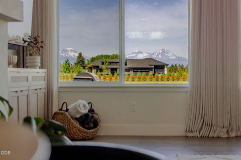 Tiny photo for 64794 Hunnell Road, Bend, OR 97703 (MLS # 220224449)