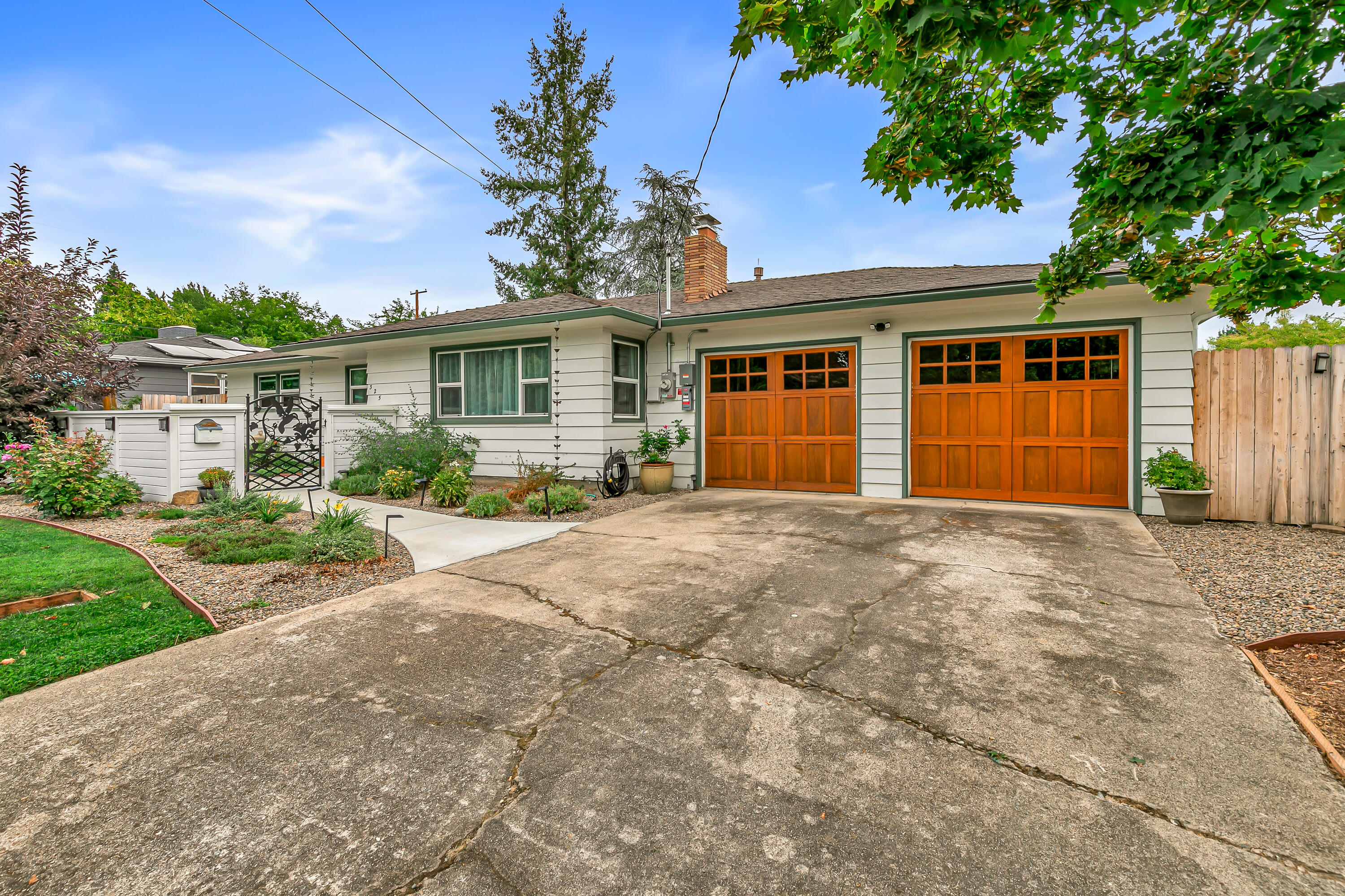 Country Club Manor - Residential