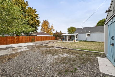 Tiny photo for 1125 NE McRae Court, Prineville, OR 97754 (MLS # 220211249)