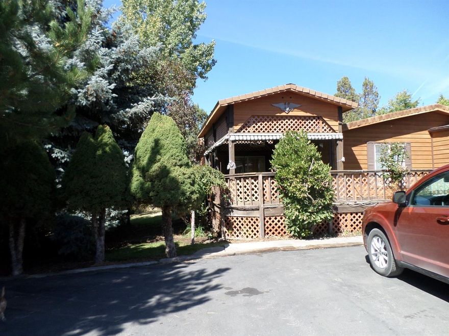 Truly one of a kind. One owner, 3 bed two bath, large bedrooms, closets. Granit Countertops, solid wood doors, plush carpet, wood floors in bedrooms, walk in tub in one bath, jetted tub in another, shower, skylights in kitchen. Large two car garage 912 shop River Frontage.