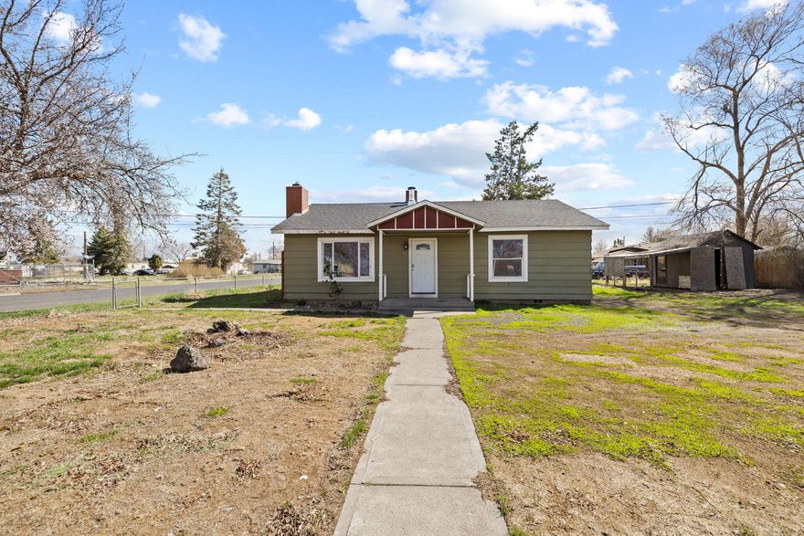 Great opportunity in SE Redmond. This property is being sold ''AS IS'' and would make a great starter home, investment or rental.