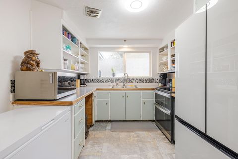 Tiny photo for 74 SE 11th Street, Madras, OR 97741 (MLS # 220220171)