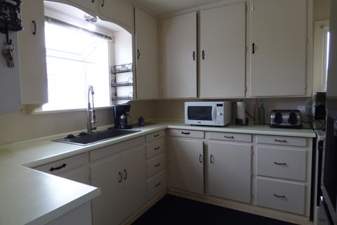 Tiny photo for 116 NE Evelyn Avenue, Grants Pass, OR 97526 (MLS # 220216974)