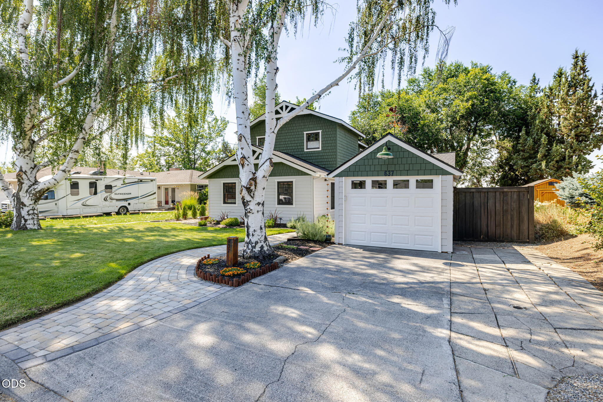 637 NW Canyon Drive