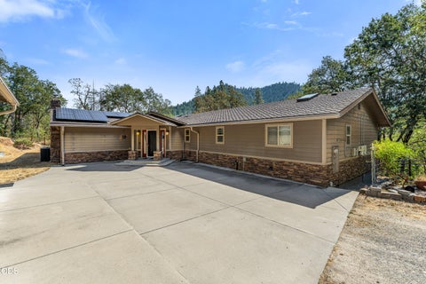 Photo of 12330 E Evans Creek Road, Rogue River, OR 97537 (MLS # 220227462)
