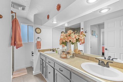 Tiny photo for 2759 Pennington Drive, Medford, OR 97504 (MLS # 220212197)