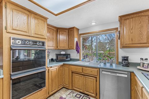 Tiny photo for 2759 Pennington Drive, Medford, OR 97504 (MLS # 220212197)