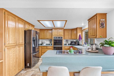 Tiny photo for 2759 Pennington Drive, Medford, OR 97504 (MLS # 220212197)