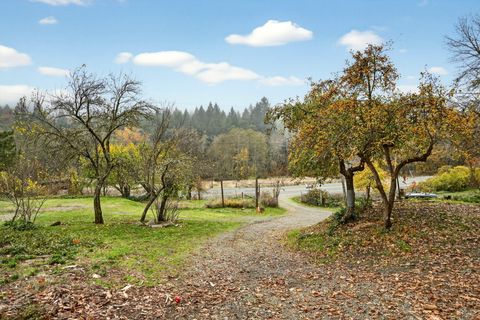 Photo of 3630 Granite Hill Road, Grants Pass, OR 97526 (MLS # 220211951)