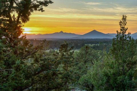 Tiny photo for 65930 Mariposa Lane, Bend, OR 97703 (MLS # 220204494)