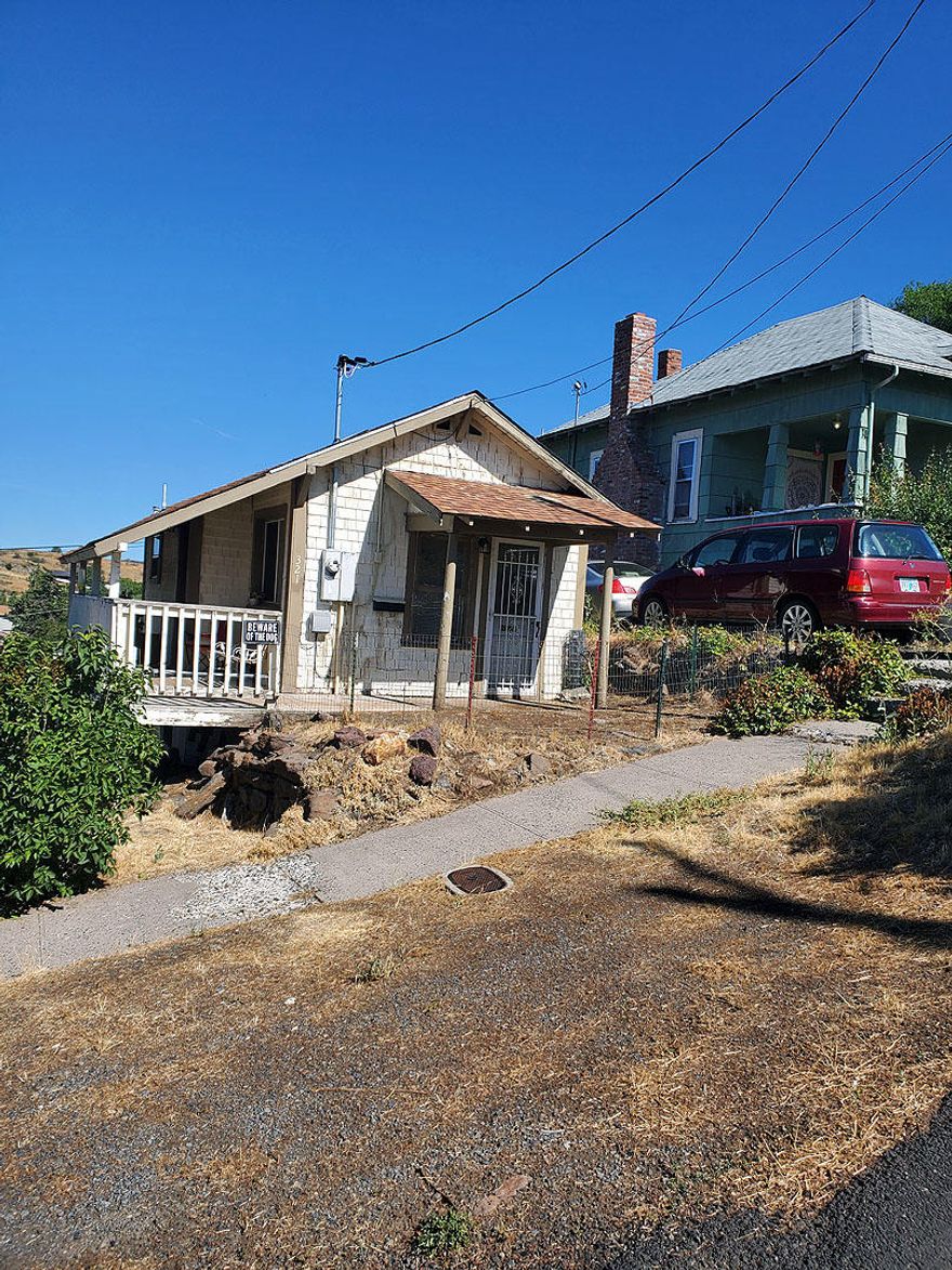 Potential, Potential, Potential!  One Bedroom, 1 bath home, situated close to downtown, buslines and shopping.  Zoned MDU!!  Detached garage on a large lot.  Fixer upper, as is sale.  Schedule your showing now, and grab it before it is gone!