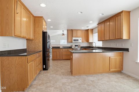 Tiny photo for 1005 N 10th Street, Central Point, OR 97502 (MLS # 220223270)