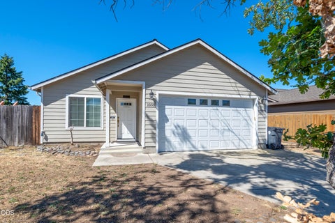 Photo of 1005 N 10th Street, Central Point, OR 97502 (MLS # 220223270)