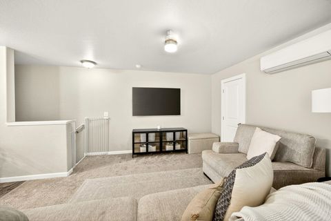 Tiny photo for 7777 Jacqueline Way, White City, OR 97503 (MLS # 220213990)