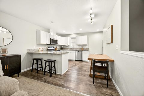 Tiny photo for 7777 Jacqueline Way, White City, OR 97503 (MLS # 220213990)