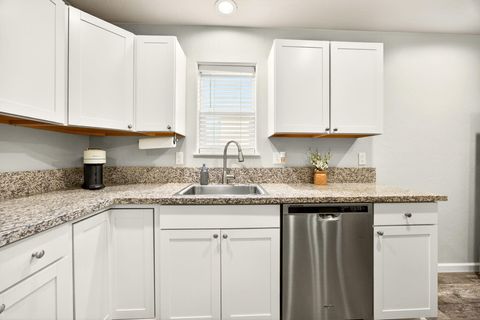 Tiny photo for 7777 Jacqueline Way, White City, OR 97503 (MLS # 220213990)