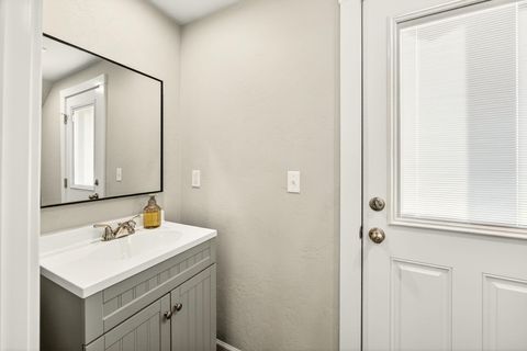 Tiny photo for 7777 Jacqueline Way, White City, OR 97503 (MLS # 220213990)