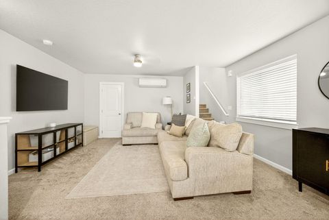 Tiny photo for 7777 Jacqueline Way, White City, OR 97503 (MLS # 220213990)