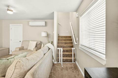 Tiny photo for 7777 Jacqueline Way, White City, OR 97503 (MLS # 220213990)