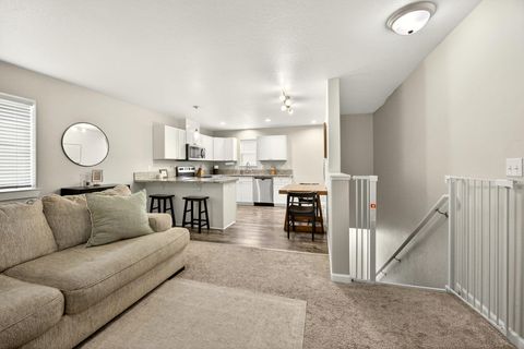 Tiny photo for 7777 Jacqueline Way, White City, OR 97503 (MLS # 220213990)