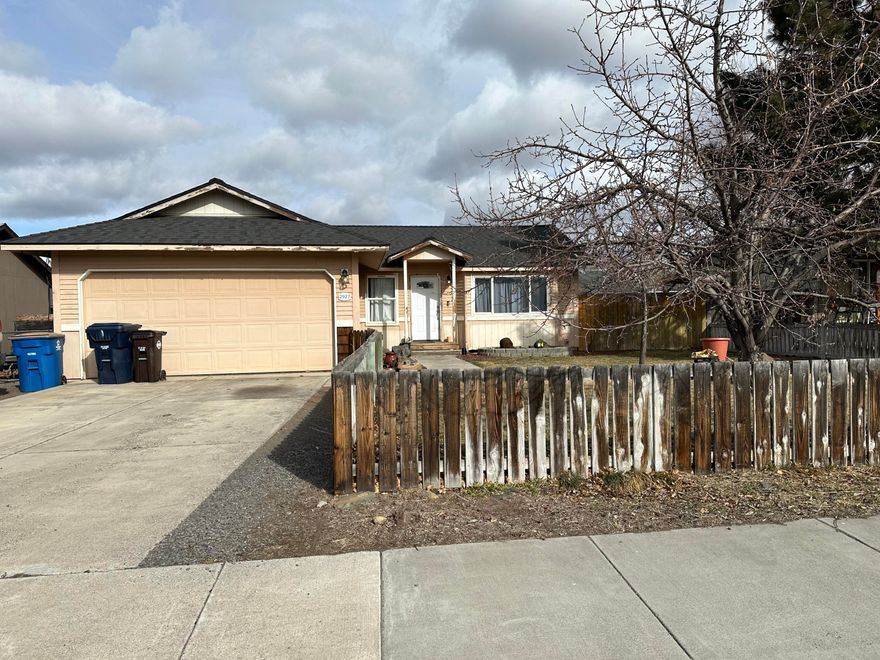 Nicely located 3bed/2bath home in SW Redmond.