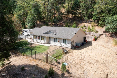Photo of 1 Griffin Creek Road, Medford, OR 97501 (MLS # 220228346)