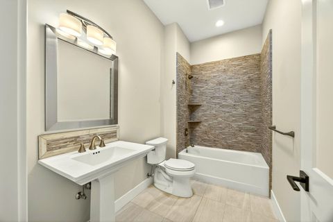 Tiny photo for 4007 Shamrock Drive, Medford, OR 97504 (MLS # 220217821)