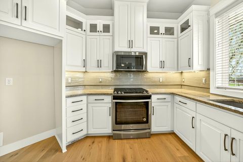 Tiny photo for 4007 Shamrock Drive, Medford, OR 97504 (MLS # 220217821)