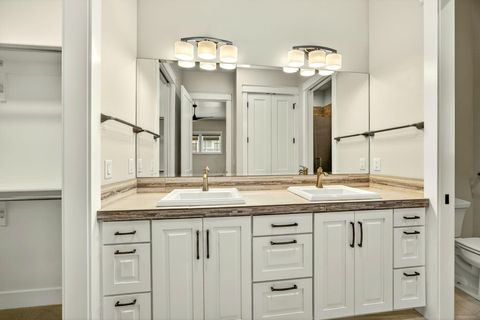 Tiny photo for 4007 Shamrock Drive, Medford, OR 97504 (MLS # 220217821)