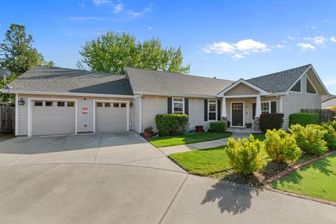 Photo of 72 Pineridge Lane, Eagle Point, OR 97524 (MLS # 220219461)