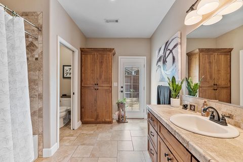 Tiny photo for 72 Pineridge Lane, Eagle Point, OR 97524 (MLS # 220219461)