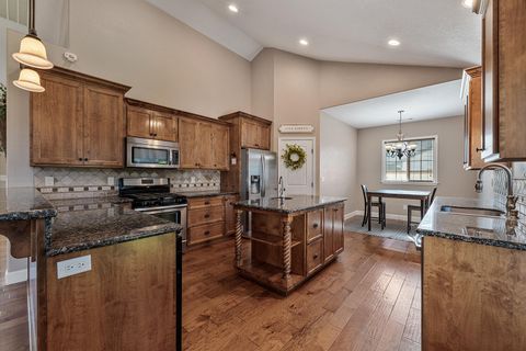 Tiny photo for 72 Pineridge Lane, Eagle Point, OR 97524 (MLS # 220219461)