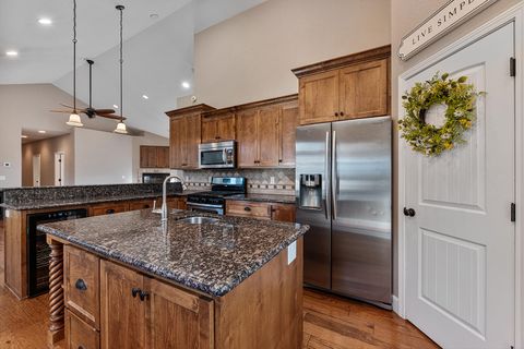 Tiny photo for 72 Pineridge Lane, Eagle Point, OR 97524 (MLS # 220219461)