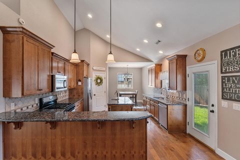 Tiny photo for 72 Pineridge Lane, Eagle Point, OR 97524 (MLS # 220219461)