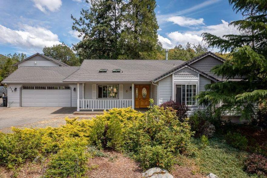 Beautiful country home located in great neighborhood in Colonial Valley.  Well kept and immaculate, this single level home  is bright and open features granite counters in Kitchen, good size bedrooms, vaulted ceilings, The spacious main  bedroom, has a wood tongue & groove vaulted ceiling, large slider leading to the back, double sinks in master bath and walk-in closet. 
You'll enjoy the nice deck and patio in the back, with double sliders leading into the living room and dining room.  Nice 2 car finished garage with additional 20X40 RV garage, fenced area for horses and more.