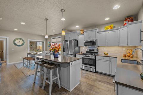 Tiny photo for 3754 SW Metolius Avenue, Redmond, OR 97756 (MLS # 220219612)