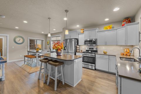 Tiny photo for 3754 SW Metolius Avenue, Redmond, OR 97756 (MLS # 220219612)